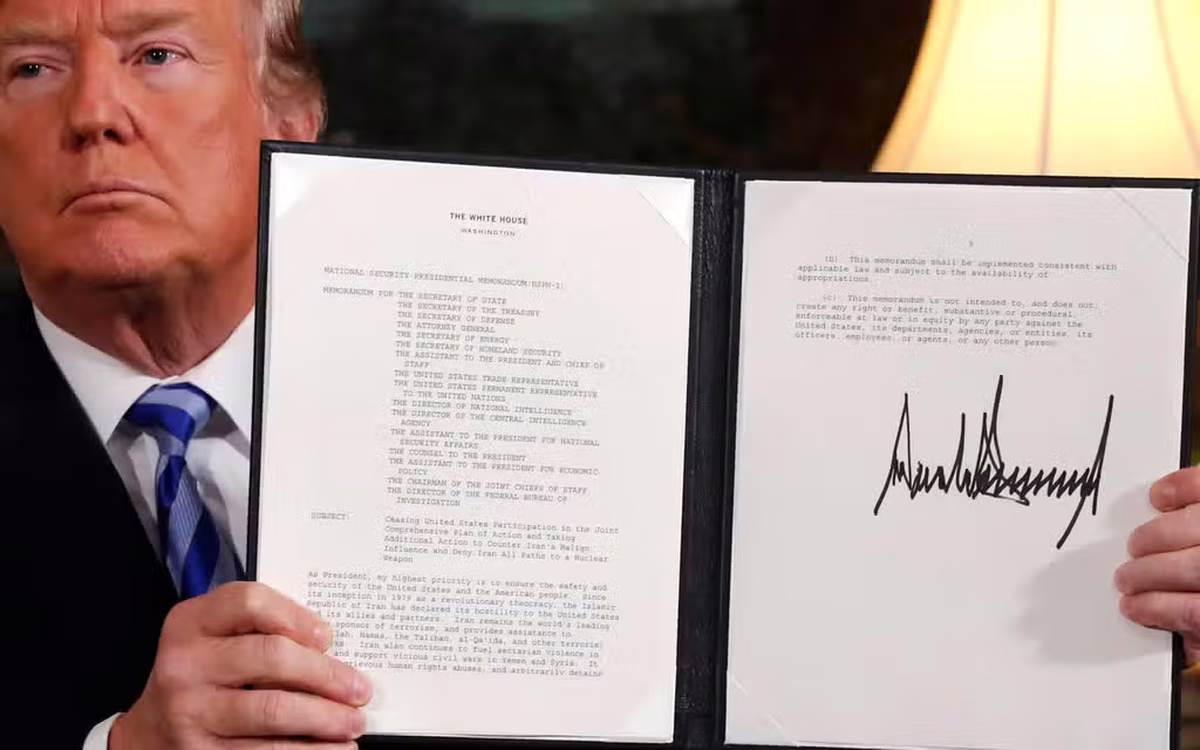 La firma de Trump, excesivamente grande. La firma de Trump, excesivamente grande.