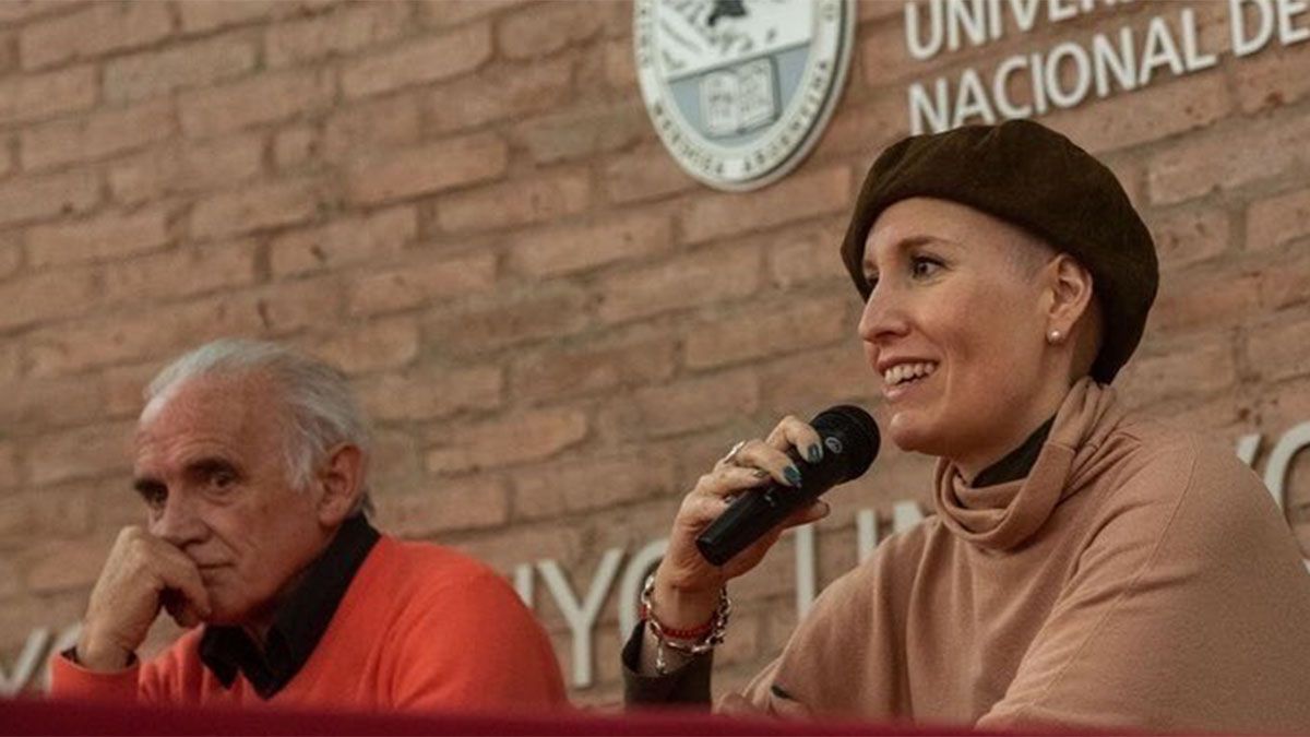 Jimena Latorre junto al médico cordobés Pecas Soriano, autor de Morir condignidad en Argentina. Verdad o Utopía.