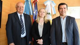 El embajador chileno en Argentina, José Antonio Viera Gallo, junto a la vicegobernadora Hebe Casado y Andrés Lombardi, presidente de la Cámara de Diputados.