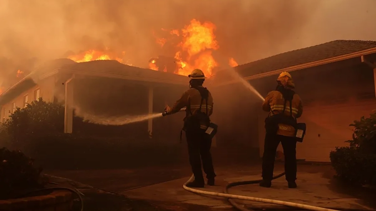 Los bomberos luchan contra las llamas que arrasan una vivienda en Los Ángeles