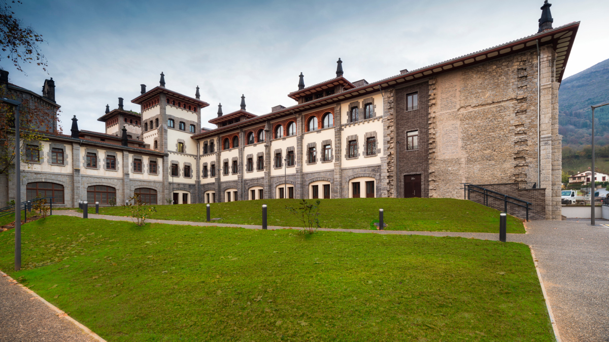 El antiguo convento de las Esclavas del Sagrado Corazón de Jesús en Azpeitia que el Gobierno vasco transformó en alquileres asequibles.