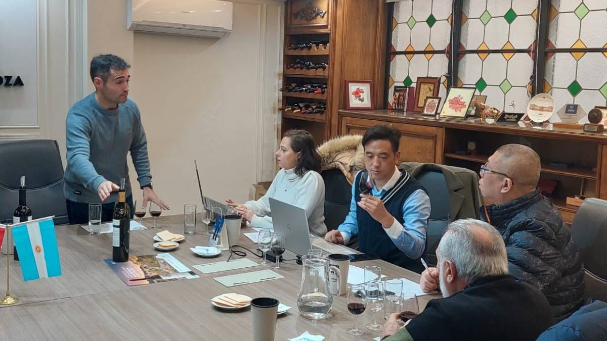 Chen Yong Ming (de chaleco) quiso conocer el mercado mendocino en profundidad e importar a su país vinos de media y alta gama, como también otros productos alimenticios premium.&nbsp;