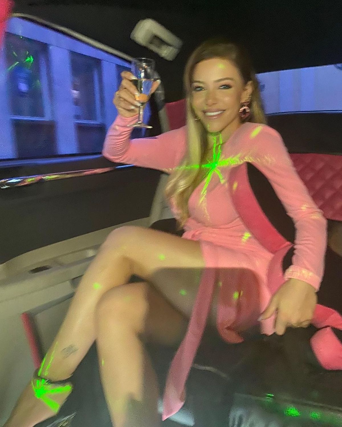 Evangelina Anderson salió de joda en la limo de Playboy con sus amigas