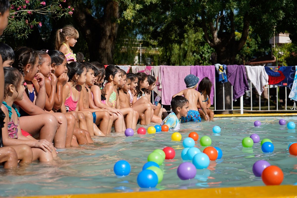 Escuelas de verano o coreografías de Tik Tok durante tres meses: el dilema veraniego de los padres