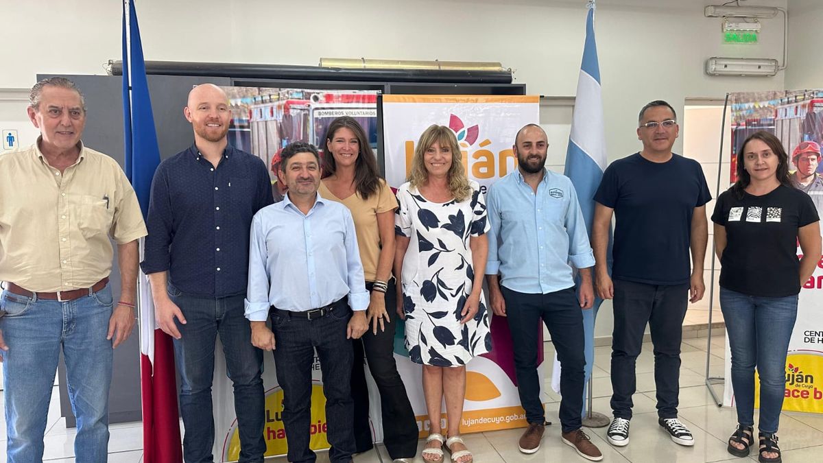 Representantes de la Fundación Grupo América, la municipalidad de Luján y los bomberos voluntarios de Luján.