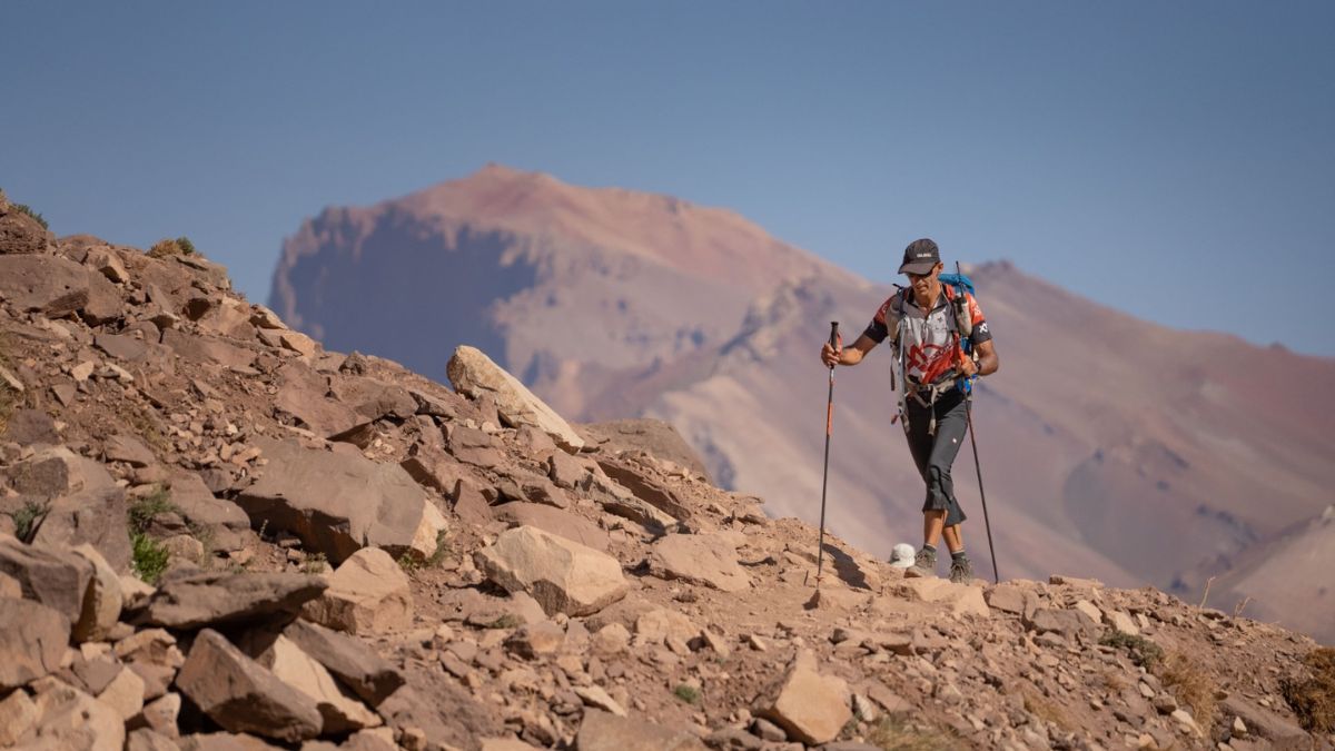 El mendocino Martín Erroz unió el Océano Pacífico con el volcán más alto del mundo en 60 horas