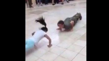Niña le gana haciendo flexiones de brazos a un marine norteamericano