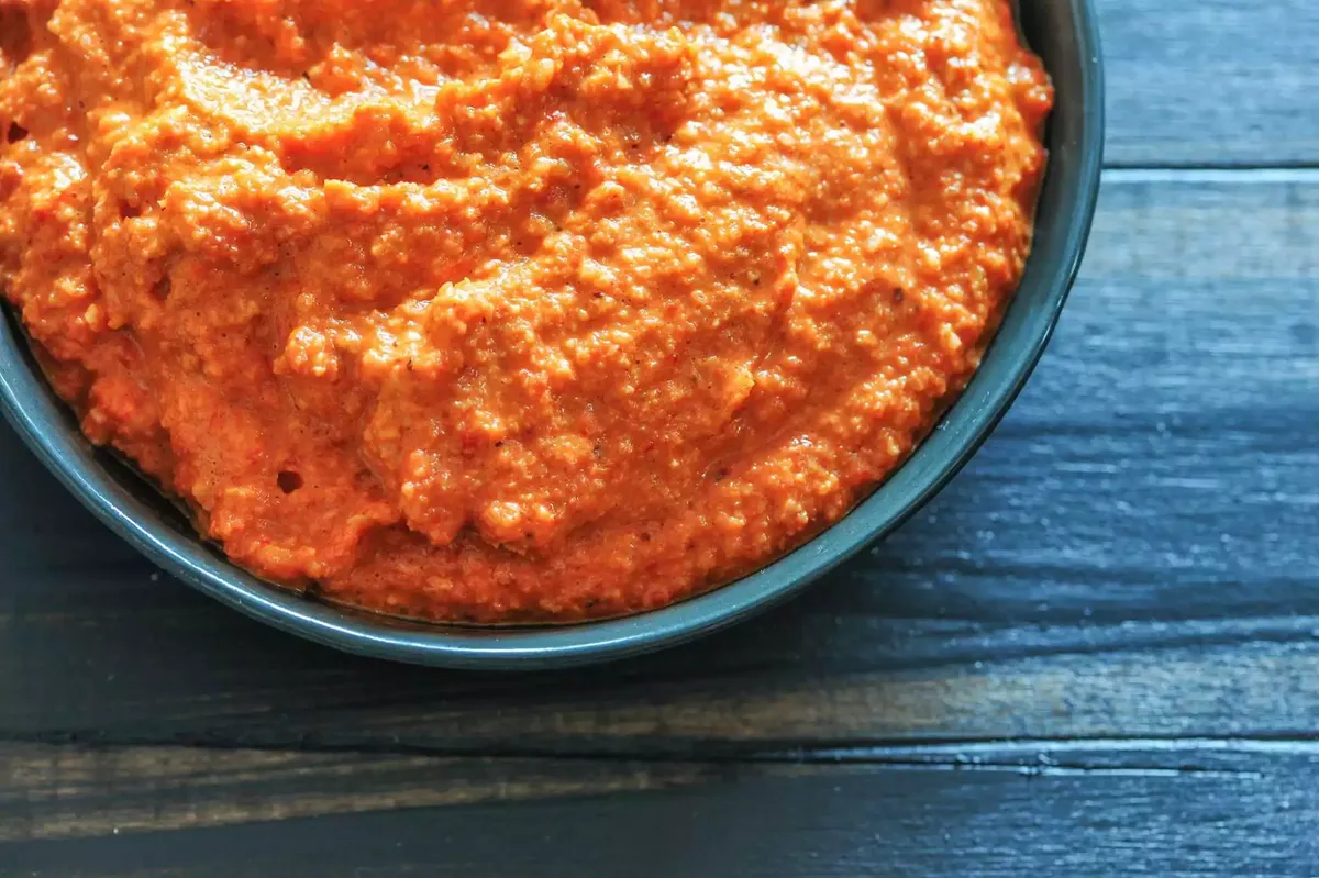 Esta salsa es una de las recetas más tradicionales de la dieta mediterránea. Esta salsa es una de las recetas más tradicionales de la dieta mediterránea.