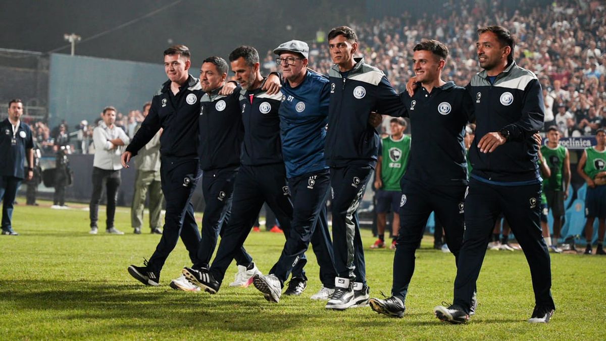 Berti y su cuerpo t&eacute;cnico en la celebraci&oacute;n.