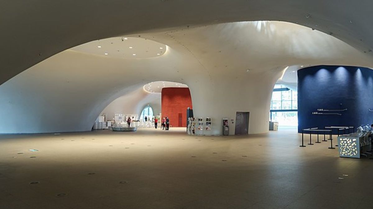 Las cavidades de luz del teatro dan lugar a la luz natural.