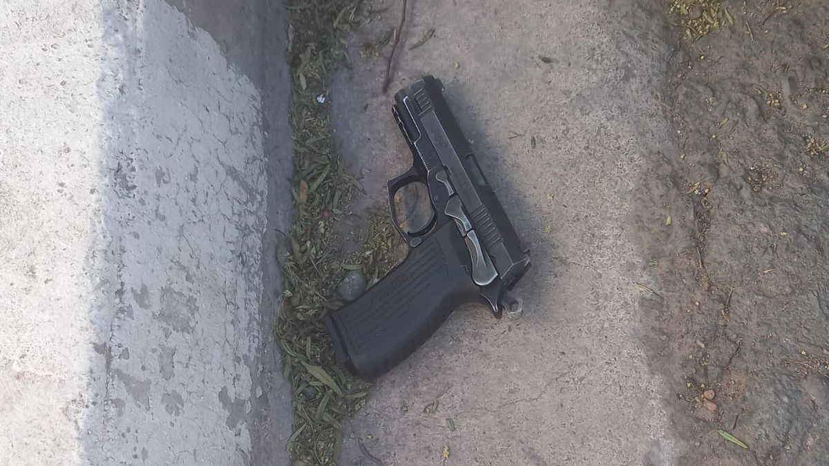 La pistola 9mm que fue arrojada a la acequia por los delincuentes. La pistola 9mm que fue arrojada a la acequia por los delincuentes.