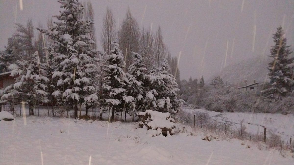 Valle del Sol arrancó el viernes con una nevada intensa dejó todo de blanco.