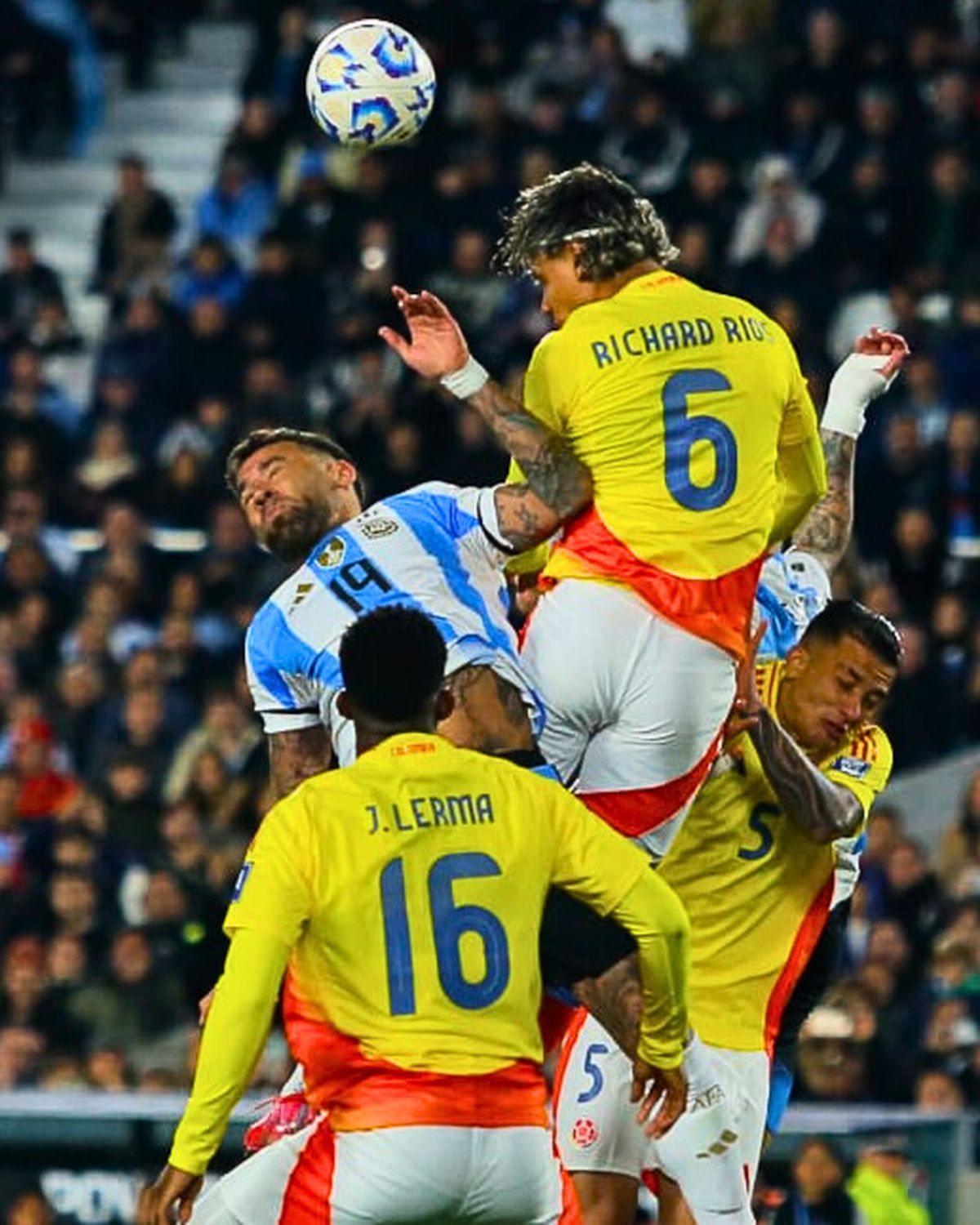 La Selección argentina y Colombia empataron en un partido picante.