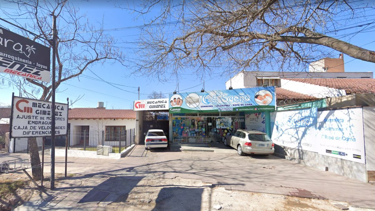 El incendio en Guaymallén comenzó en un auto que estaba en reparación en el taller, y preocupó a los dueños del comercio lindero.