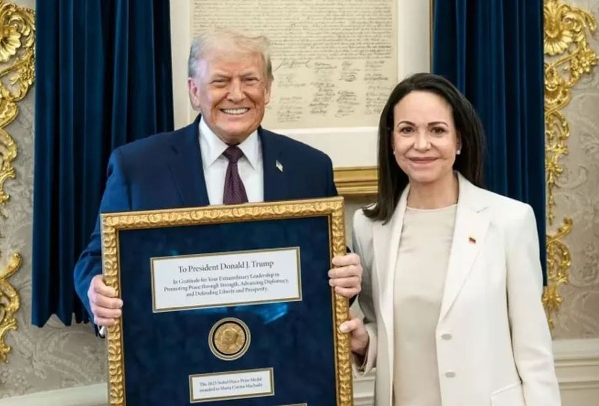 Donald Trump con la medalla que le llev&oacute; Mar&iacute;a Corina Machado.