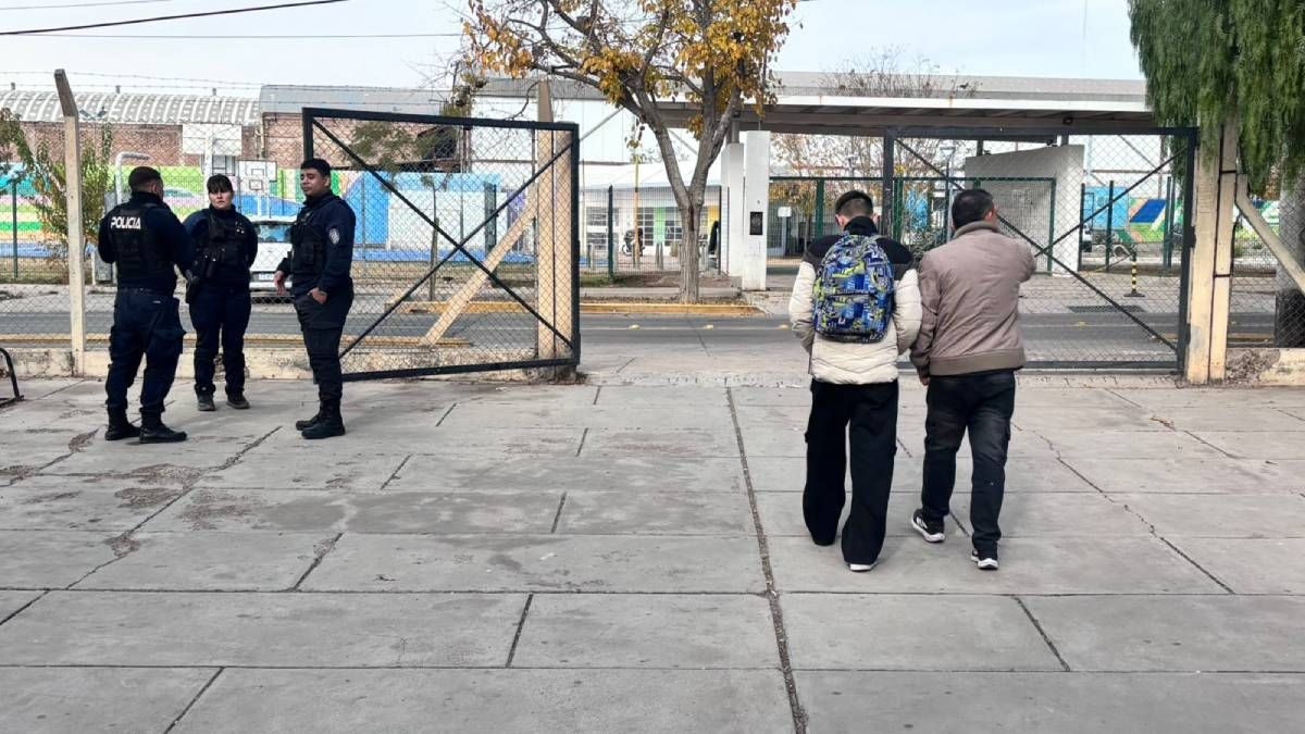 El alumno que llevó un arma blanca de fabricación casera a su escuela Técnicos Mendocinos fue retirado por su padre.