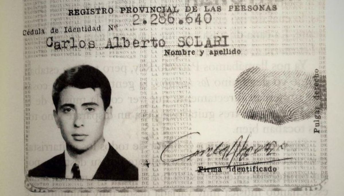 Carlos Alberto Solari nació en Paraná, pero se mudó a La Plata, porque su padre trabajaba en el correo. Carlos Alberto Solari nació en Paraná, pero se mudó a La Plata, porque su padre trabajaba en el correo.