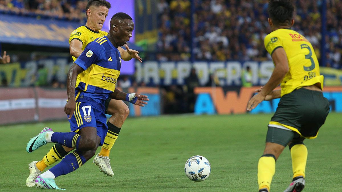 Luis Advíncula lleva la pelota. Luis Advíncula lleva la pelota.