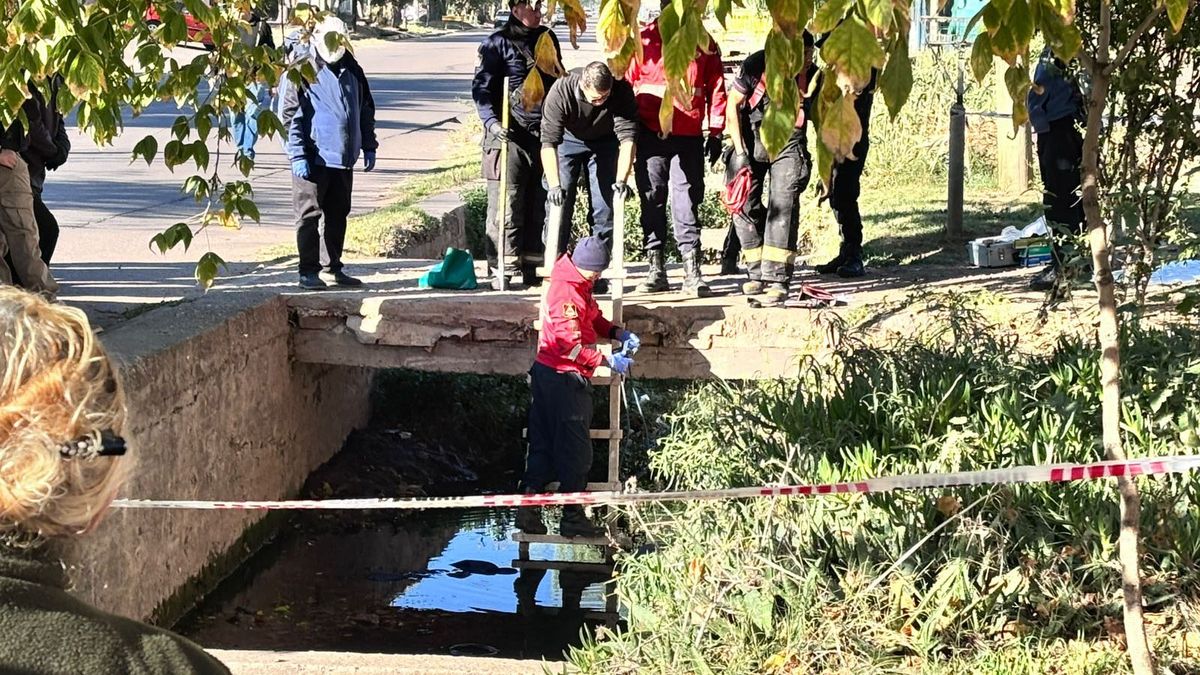 La muerte de un hombre dentro de una acequia causó conmoción en calles San Martín y Maza, de Las Heras.