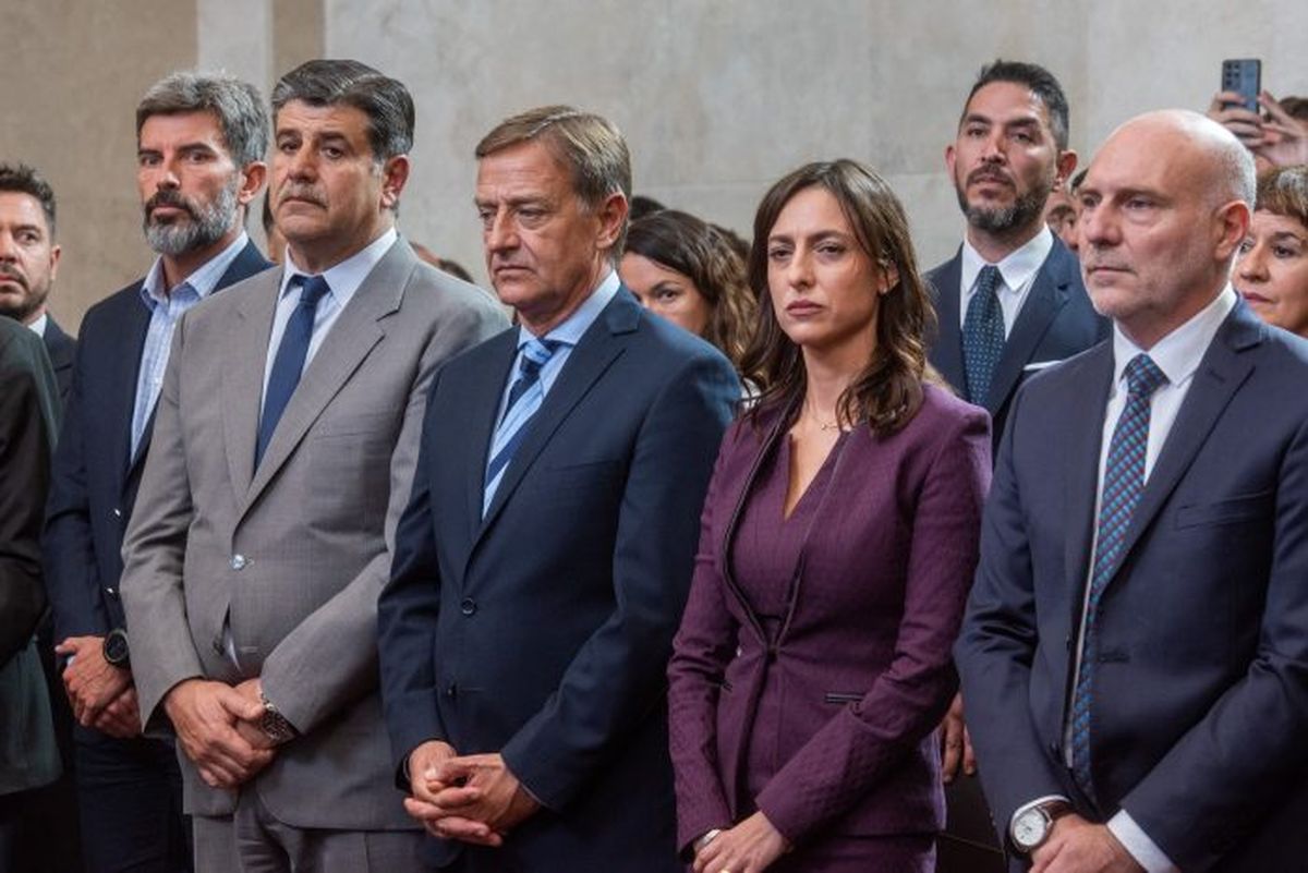 El intendente de Ciudad, Ulpiano Suarez; el vicegobernador Mario Abed; el gobernador Rodolfo Suarez; la flamante defensora general del Ministerio Público de la Defensa y Pupilar, Marta Cecilia Saint André y el presidente de la Suprema Corte de Justicia, Dalmiro Garay.