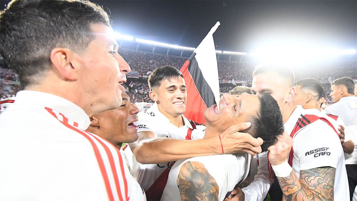 Pablo Solari abraza a Enzo Pérez en el gran festejo de River ante Boca.
