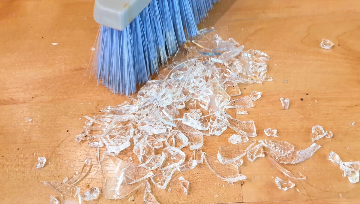 Con este truco casero puedes evitar cortes y eliminar el vidrio del suelo de manera segura.&nbsp;