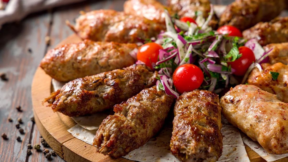 El kebab es una receta originaria de Medio Oriente que se prepara con carne de cordero y especias. Foto: gentileza recetinas. El kebab es una receta originaria de Medio Oriente que se prepara con carne de cordero y especias. Foto: gentileza recetinas.