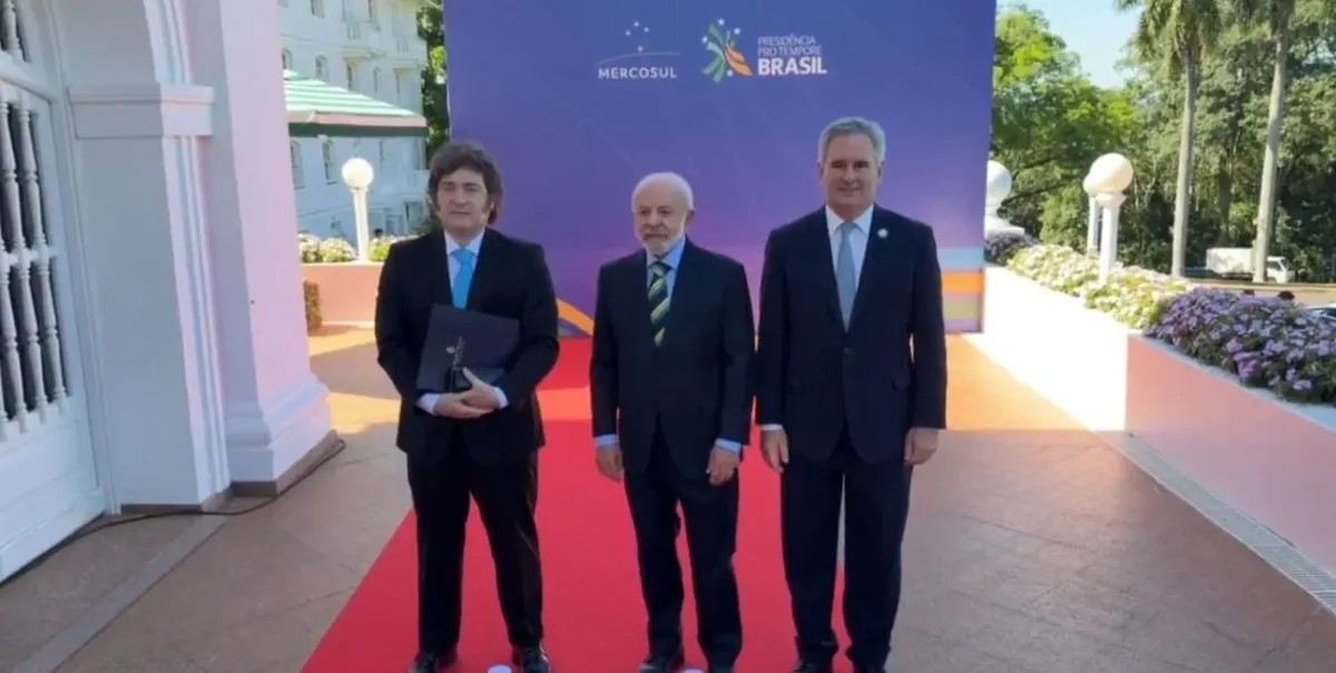 Javier Milei se saludó tímidamente con Lula, el presidente de Brasil, anfitrión de la cumbre del Mercosur. Javier Milei se saludó tímidamente con Lula, el presidente de Brasil, anfitrión de la cumbre del Mercosur.
