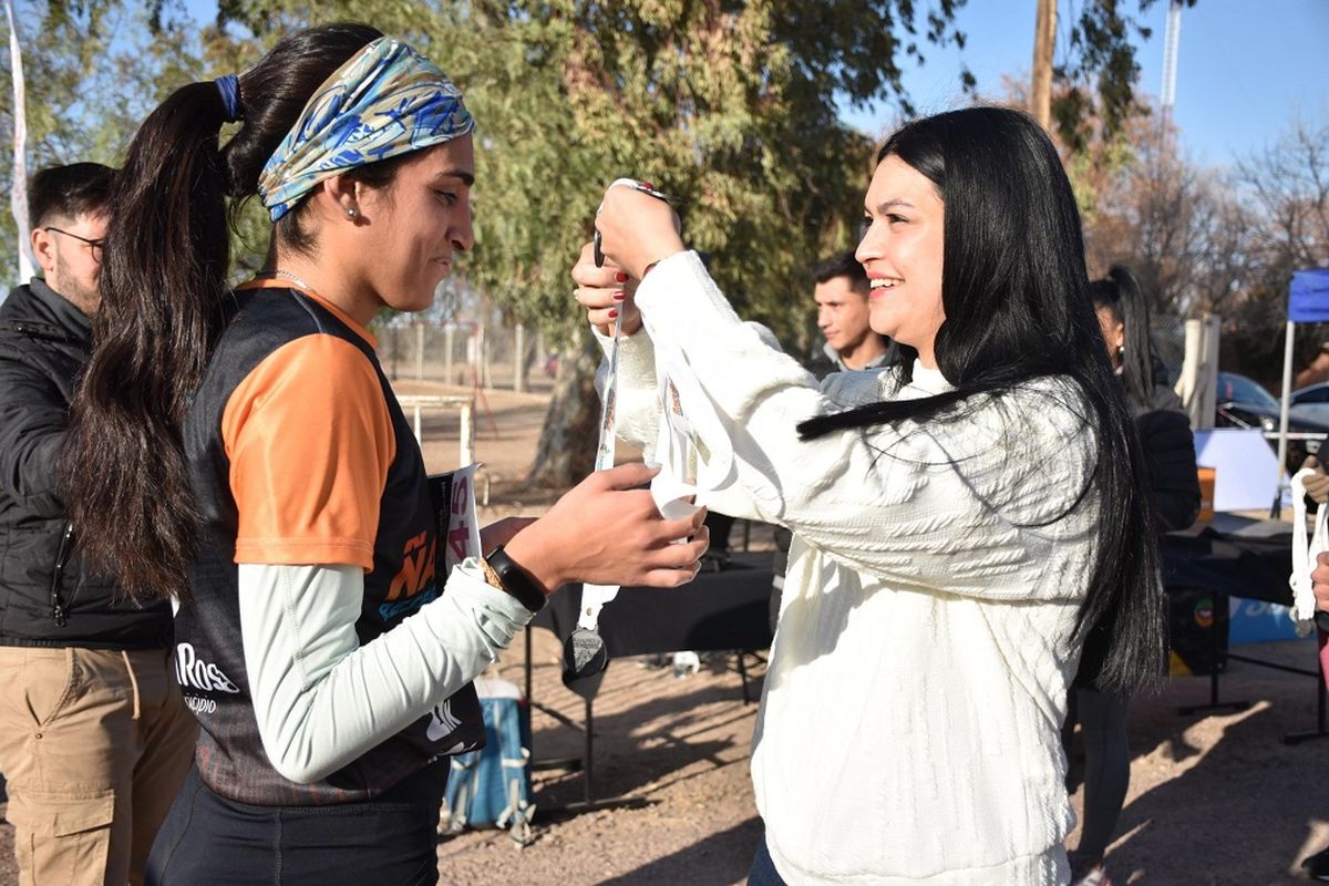 La intendenta de Santa Rosa, Flor Destéfanis entregando las medallas a los participantes en la edición 2023. La intendenta de Santa Rosa, Flor Destéfanis entregando las medallas a los participantes en la edición 2023.