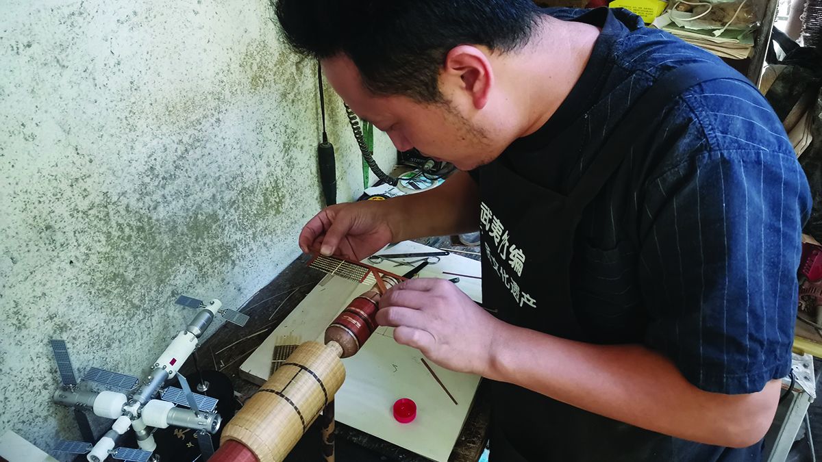 Xie Hongxing hace artesanías exquisitas tejiendo bambú, como una versión en miniatura de la estación espacial Tiangong en órbita y un soporte para sahumerios. FOTOS PARA USO DE CHINA DAILY