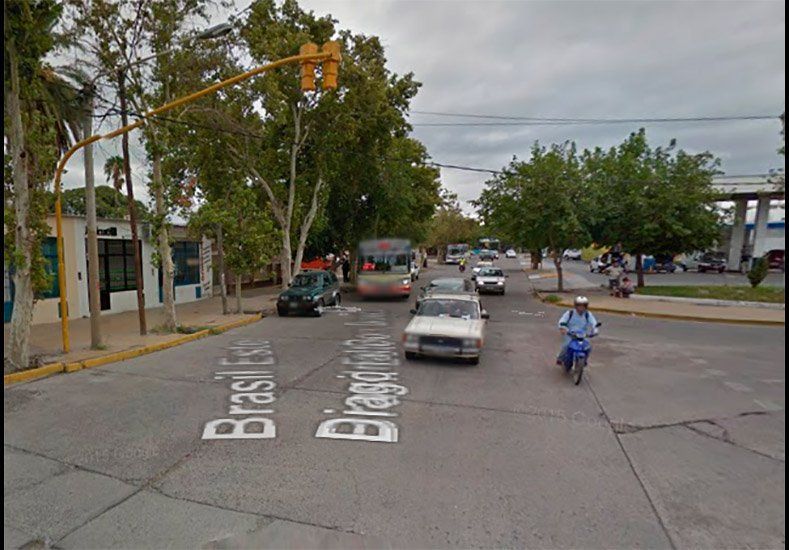 Un estudiante armado con un cuchillo subió a un micro a robar y los pasajeros lo lincharon