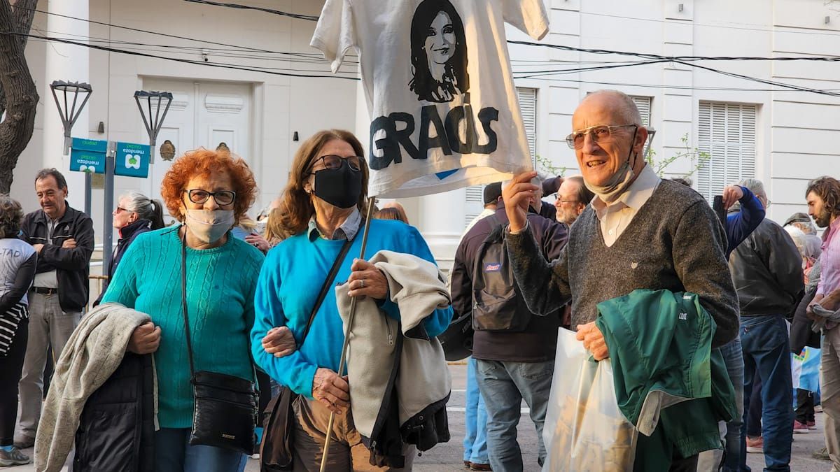 En la peatonal Sarmiento se vio a personas de distintas edades.