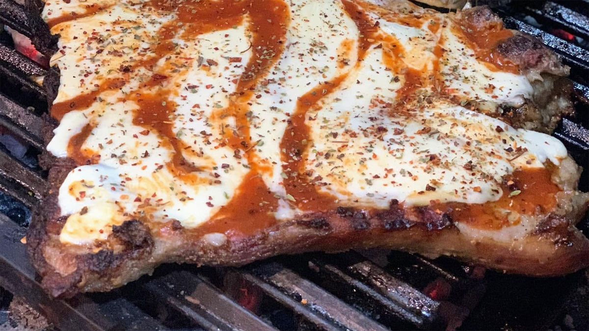 El matambre a la parrilla queda muy tierno si se lo cocina previamente con leche, en el horno.