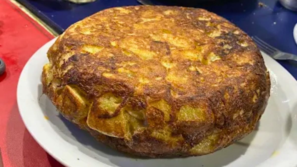 La tortilla de papas tiene varias opciones en este bodegón.