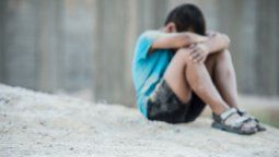 Un hombre vestía de mujer a su hijo de 13 años para violarlo y éste hizo lo mismo con su hermano