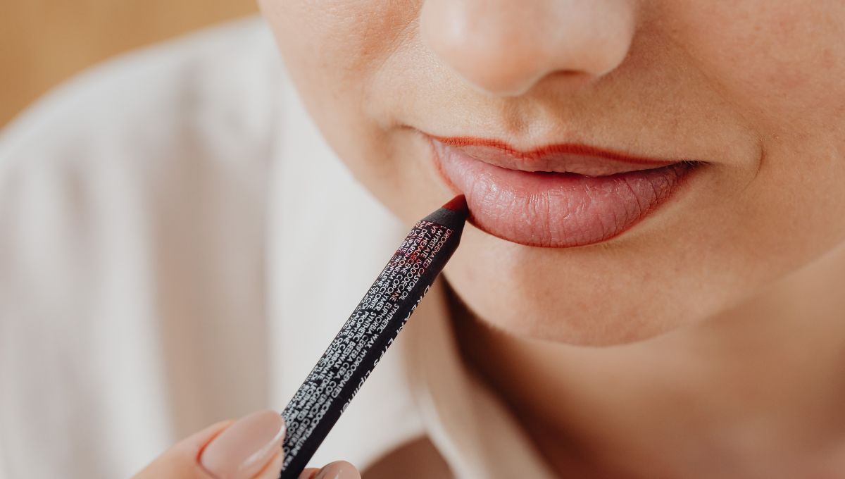 Delinearse los labios ayuda a que el labial dure intacto por más tiempo. 