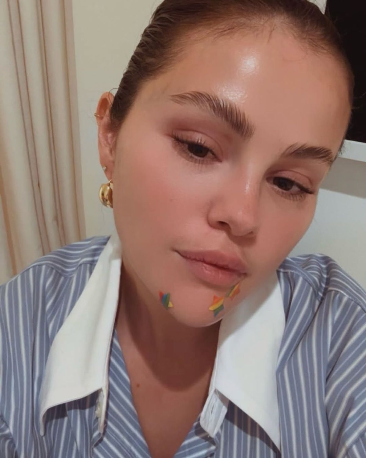 Selena Gómez usando los parches de estrella. Imagen: Instagram @selenagomez Selena Gómez usando los parches de estrella. Imagen: Instagram @selenagomez