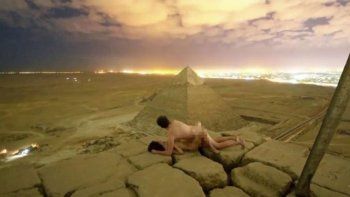 Polémica por una pareja desnuda en lo alto de una pirámide egipcia
