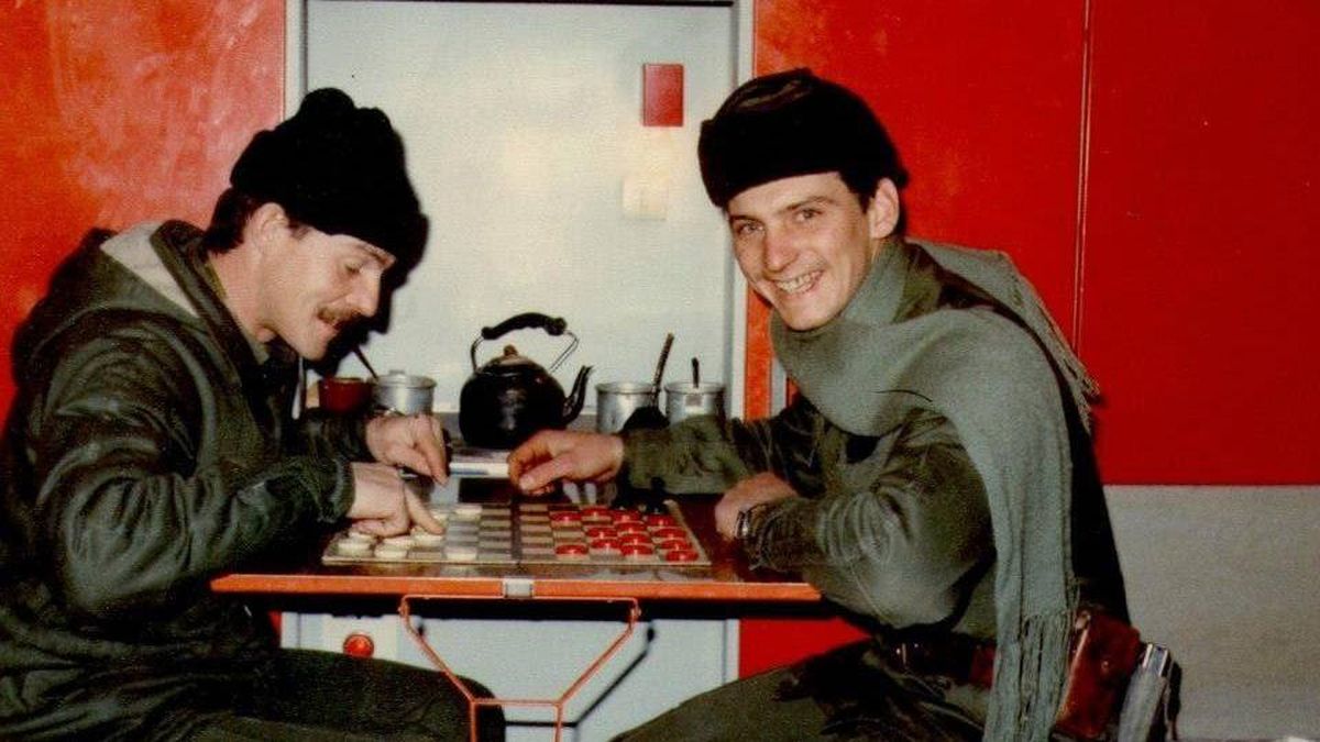 José sonríe a la cámara desde Puerto San Julián en plena Guerra de Malvinas. José sonríe a la cámara desde Puerto San Julián en plena Guerra de Malvinas.