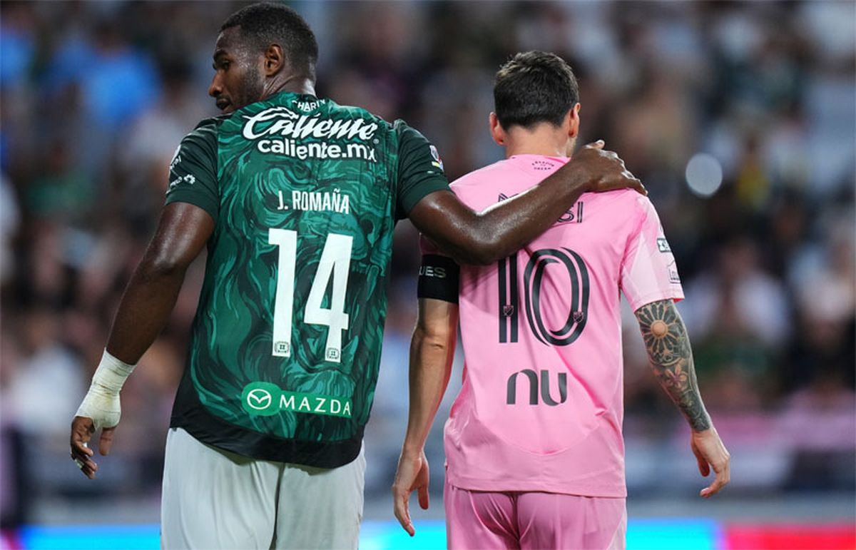 Roma&ntilde;a abraza a Messi.