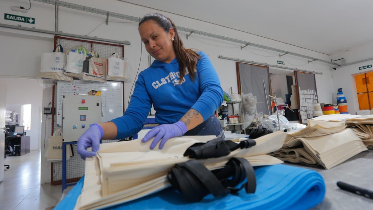 El emprendimiento de bolsas reciclables, ubicado en Maipú, tiene un propósito social: incluir en el trabajo a mujeres desocupadas. El emprendimiento de bolsas reciclables, ubicado en Maipú, tiene un propósito social: incluir en el trabajo a mujeres desocupadas.