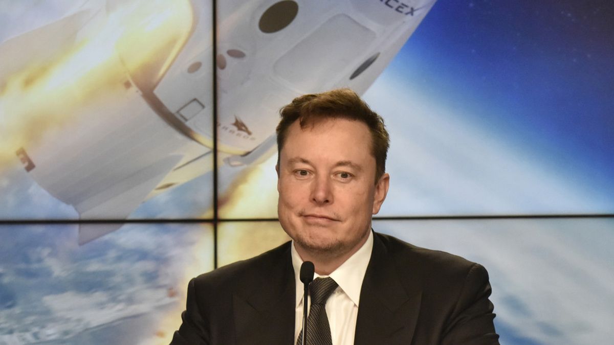 Elon Musk tuvo una ligera caída en las acciones de sus empresas y sufrió una pérdida millonaria. Pero a él le importa más hacer grandes productos.