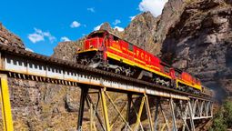 el tren de america del sur que cruza 69 tuneles y 58 puentes para subir a la estacion mas alta, a casi 5.000 metros en los andes