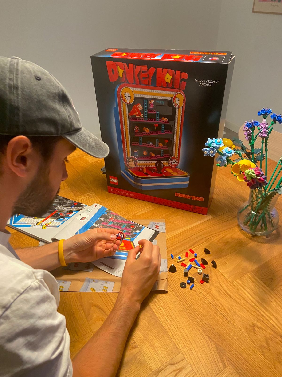Matías Carbone con el set del Arcade de Donkey Kong que acaba de salir al mercado y para el que diseñó la pieza de JumpMan (Mario). Matías Carbone con el set del Arcade de Donkey Kong que acaba de salir al mercado y para el que diseñó la pieza de JumpMan (Mario).
