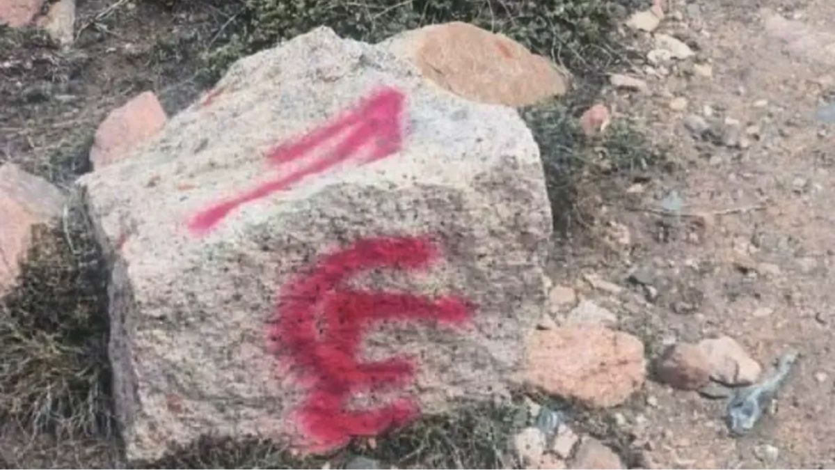Otra vez, vandalismo sobre rocas en alta montaña.