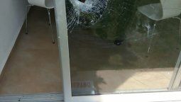 Rompió la puerta de vidrio con un adoquín Rompió la puerta de vidrio con un adoquín