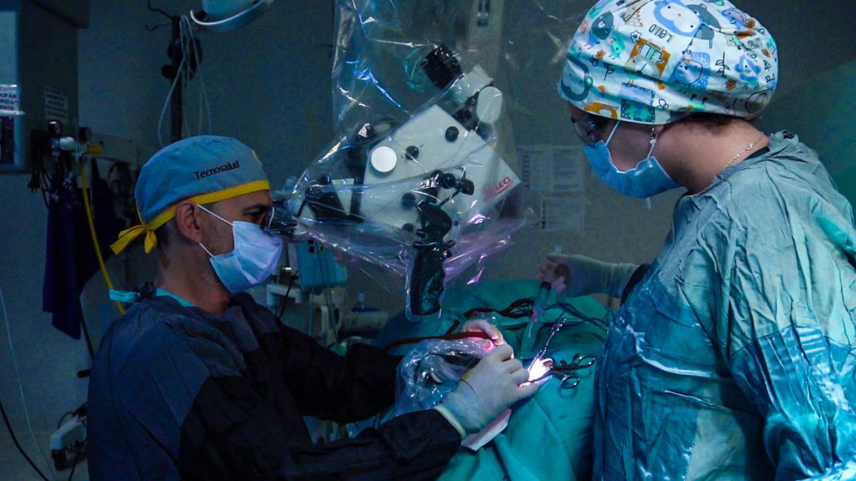 Cirugía de colocación de implante coclear con moderna tecnología microscópica en Hospital Privado Universitario de Córdoba.