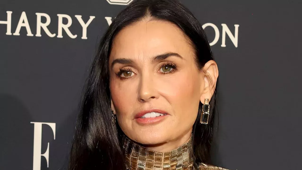 A sus 62 años, Demi Moore confirma que es la reina del golden con su look ceñido ultra XS