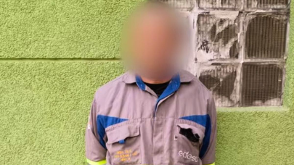 El estafador tenía hasta la vestimenta de operario para engañar a sus víctimas.
