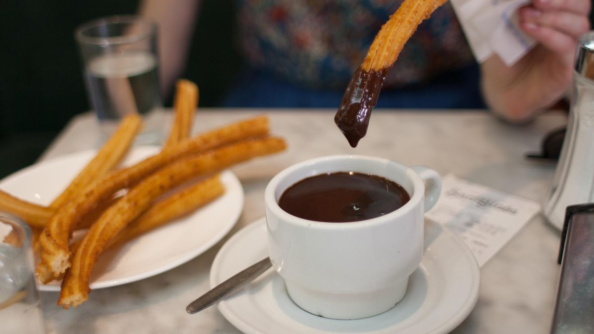 El chocolate con churros es uno de los combos más elegidos para disfrutar durante el invierno.